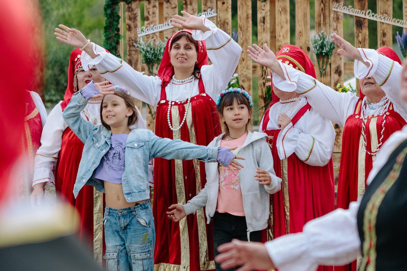 Люди в национальных костюмах